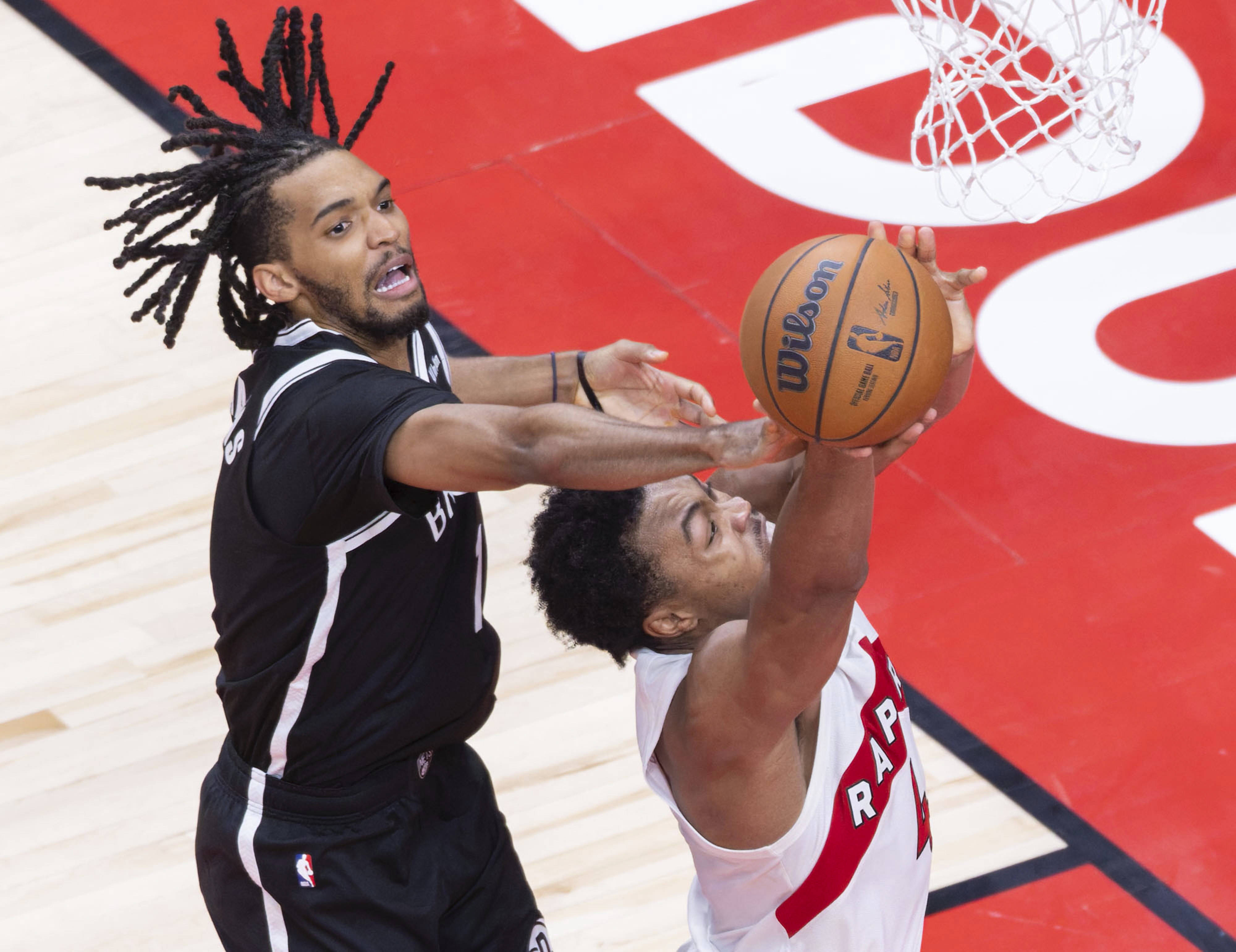 南宫28-赛地聚焦——NBA总决赛关键时刻热度飙升，多伦多猛龙防线松动，信心回归，训练强度明显提升