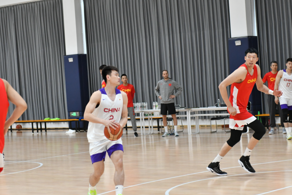 28圈-关于深圳男篮训练开放日；转会期刷新队史纪录引欢呼；德国杯在即；年轻球员得到机会的信息